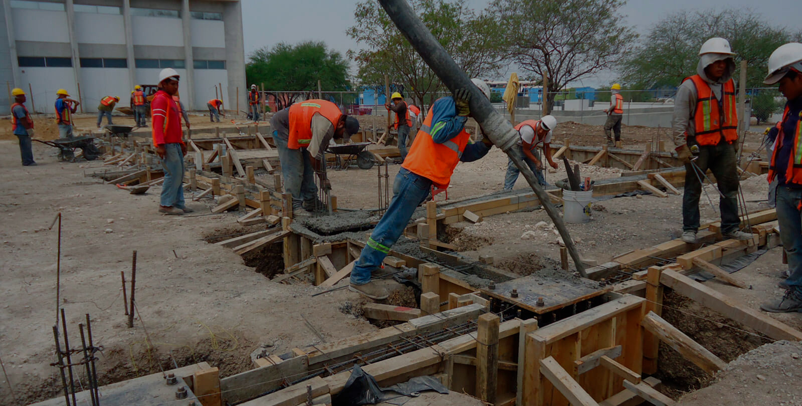 fabricación de estructuras metálicas para bodegas y naves industriales, cimentación, laminación, techumbres metálicas, sandblast y pintura industrial 